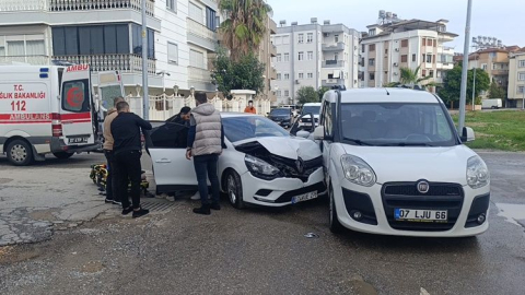 Kontrolsüz kavşakta trafik kazası: 1 yaralı