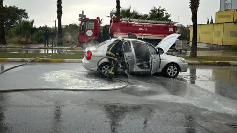 Sigara yakmak için çakmağı çaktı, otomobil patladı
