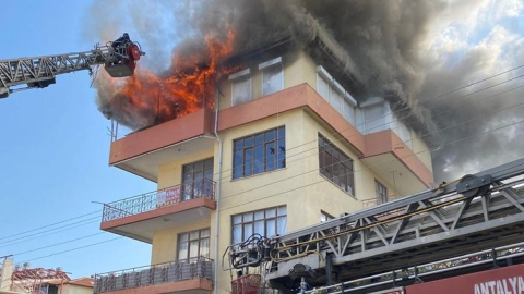 Yanan evdeki üç küçük çocuğu inşaat işçileri ve mahalle sakinleri kurtardı