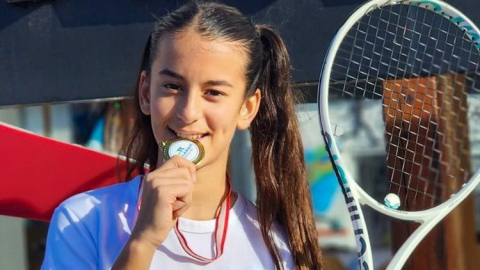 Mavi Asya Yıldırım'dan tenis turnuvasında grup birinciliği