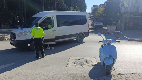 Bayır Mezarlığı önünde minibüs ile motorlu bisiklet çarpıştı