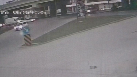 Yerde yatan yaralının etrafından dolanıp gittiler