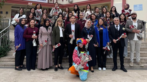 Dünya Gönüllüler Günü’nde hastalara çiçek dağıttılar