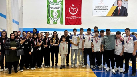 Hem öğrenci, hem okul müdürü olarak kupalar kaldırmayı başardı