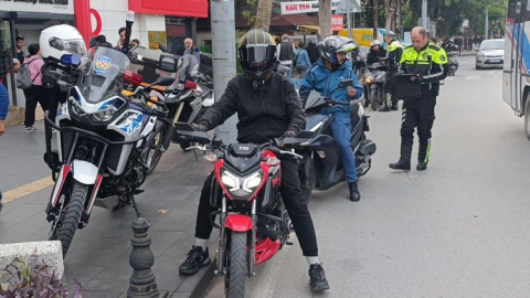 Motosiklet sürücüleri kask ve eldivene % 90 uyum sağladı