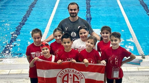 Antalyasporlu Minikler Yüzme Şenliğinde göz doldurdu