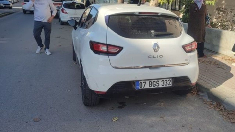 Seyir halindeki motosiklet park halindeki otomobile çarptı