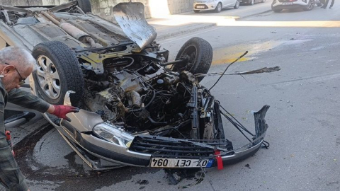 Hafız Hoca Mezarlığı yanında otomobil direğe çarptı, 2 yaralı