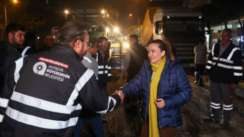 Antalya Büyükşehir, 20 Yıllık 100. Yıl Bulvarı asfaltını yeniledi