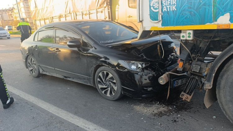 Manavgat Çevreyolu'nda kaza: Otomobil temizlik aracına çarptı