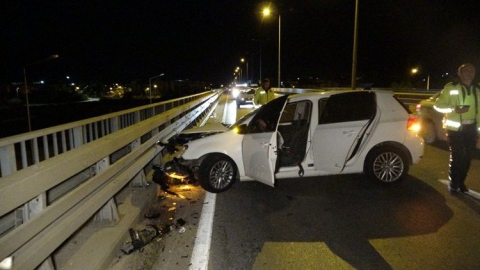 D-400 kara yolu köprülü kavşakta korkutan kaza: Otomobil hurdaya döndü 