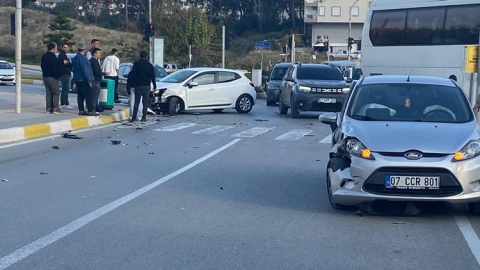 Manavgat'ta kırmızı ışık ihlali kazaya yol açtı: 1 yaralı