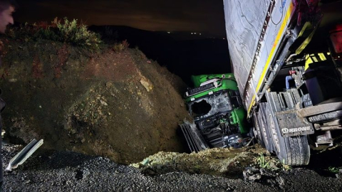 Sürücüsü direksiyon hakimiyetini kaybeden tır şarampole yuvarlandı