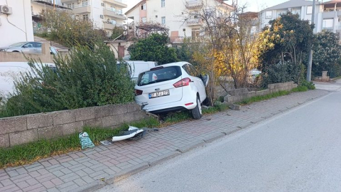 Sürücü şans eseri yaralanmadan atlattı: Önce korkuluklara sonra duvara çarptı