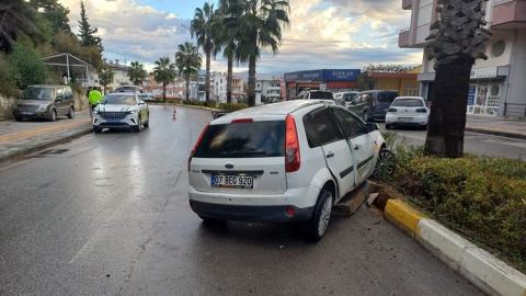 Virajı alamayan sürücü refüje çıktı: Palmiyeye çarparak durdu