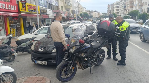 Polis noktasından geri geri kaçtı, kırmızı ışıkta yakalandı