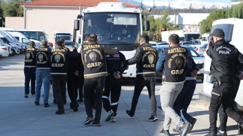 Antalya'da sahte polis kılığına giren kripto para gaspçıları yakalandı