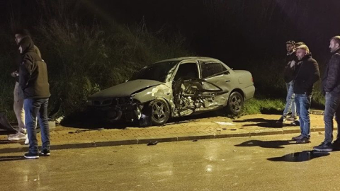 Direğe çarpan otomobil hurdaya döndü: Mucize eseri yaralanan olmadı