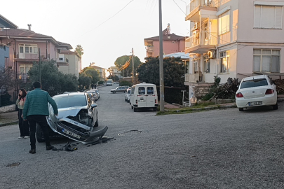Manavgat'ta kontrolsüz kavşakta çarpışma: 2 yaralı