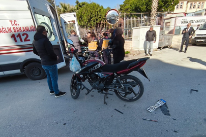 Manavgat Anaokulu Lisesi kavşağında kamyonet ile motosiklet çarpıştı
