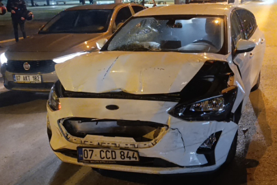 Kırmızı ışıkta bekleyen araçlara arkadan gelen otomobil çarptı