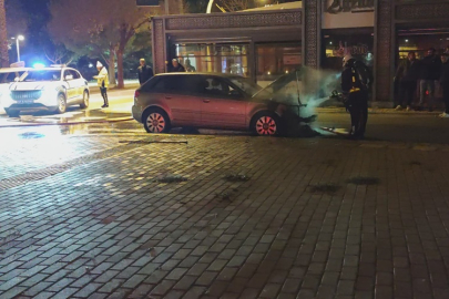 Otomatik vitesli aracı iterek çalıştırmak istedi, otomobil alevlere teslim oldu