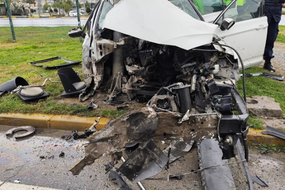 Evrenseki'de refüjdeki sinyalizasyon direğine çarpan otomobil parçalandı