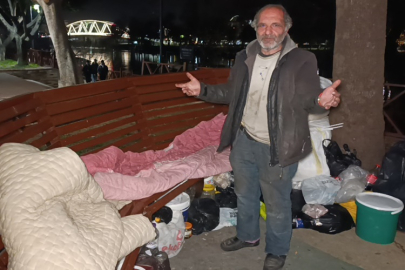 İki yıldır bankta yaşıyor: "Ben burada mutluyum" diyerek oteli reddetti