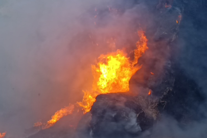 Sarılar Mahallesi’ndeki yangında yem balyaları yandı