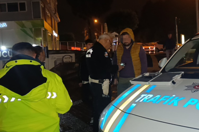 Sürücü belgesiz sürücü, kırmızı ışıkta bekleyen araca  arkadan çarptı