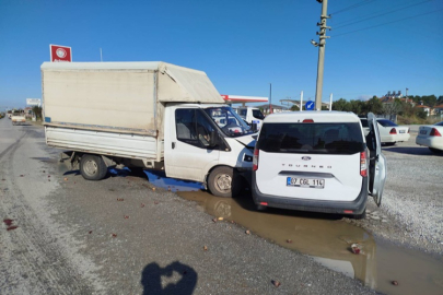 Hatipler Yenimahalle kavşağında kamyonet ile hafif ticari araç çarpıştı