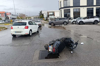 Hüseyin Avni Akın Caddesi’nde motosiklet otomobile çarptı: 1 yaralı