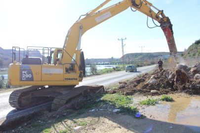 Antalya Büyükşehir'den yağışta hasar alan yollarda bakım-onarım çalışması