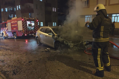 Emek Mahallesi'nde seyir halinde iken yanan otomobil küle döndü