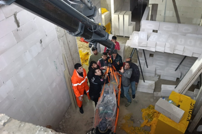 İnşaatta düşen işçi vinç yardımıyla çıkarıldı