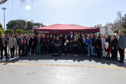 Başkan Vekili Çiçek ve eşi Sevgililer Gününde çiçek dağıttı