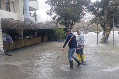Manavgat Şelalesi’nde işletmeler sular altında kaldı