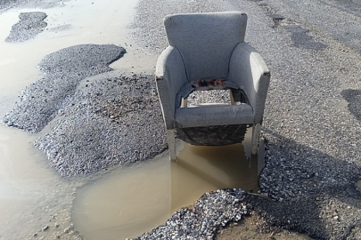 Sarılar Cumhuriyet Caddesi’nde su dolu çukura koltuk önlemi