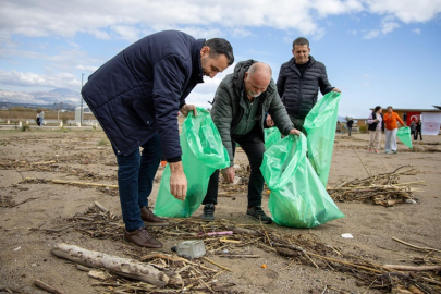 Başkan Vekili Çiçek kıyı temizleme etkinliğine katıldı