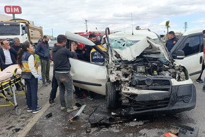 Kızılağaç Mahallesindeki kazada hafif ticari araç midibüsü devirdi