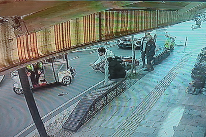 Atatürk Caddesi’nde motosiklet elektrikli bisiklete arkadan çarptı