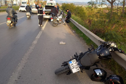 Manavgat Çevreyolunda, otomobile çarpan motosiklete motosiklet çarptı