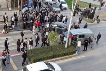 Kırmızı ışıkta geçen kamyonet otomobile çarptı: 1 kişi yaralı