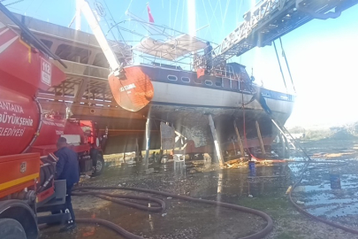 Manavgat'ta Loca İstanbul'da yangın