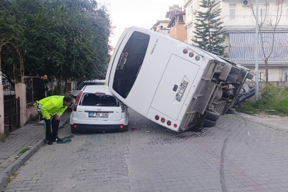 Kaza yapan otel servisi otomobillerin üzerine devrildi