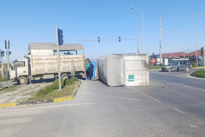 Seyir halindeki muz yüklü kamyonun kasası uçtu