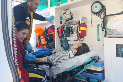 Köprülü kavşak çıkışında motosiklet ile otomobil çarpıştı