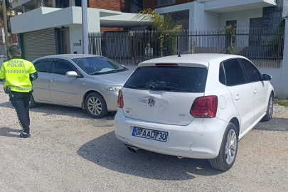 Geri manevra yapan otomobil motorlu bisiklete çarptı