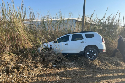 Sürücüsünün direksiyon hakimiyetini kaybettiği araç tarlaya uçtu
