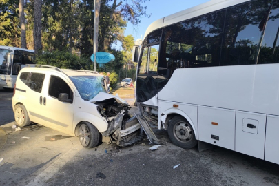 Turquise Otel önünde servis otobüsü ile hafif ticari araç çarpıştı